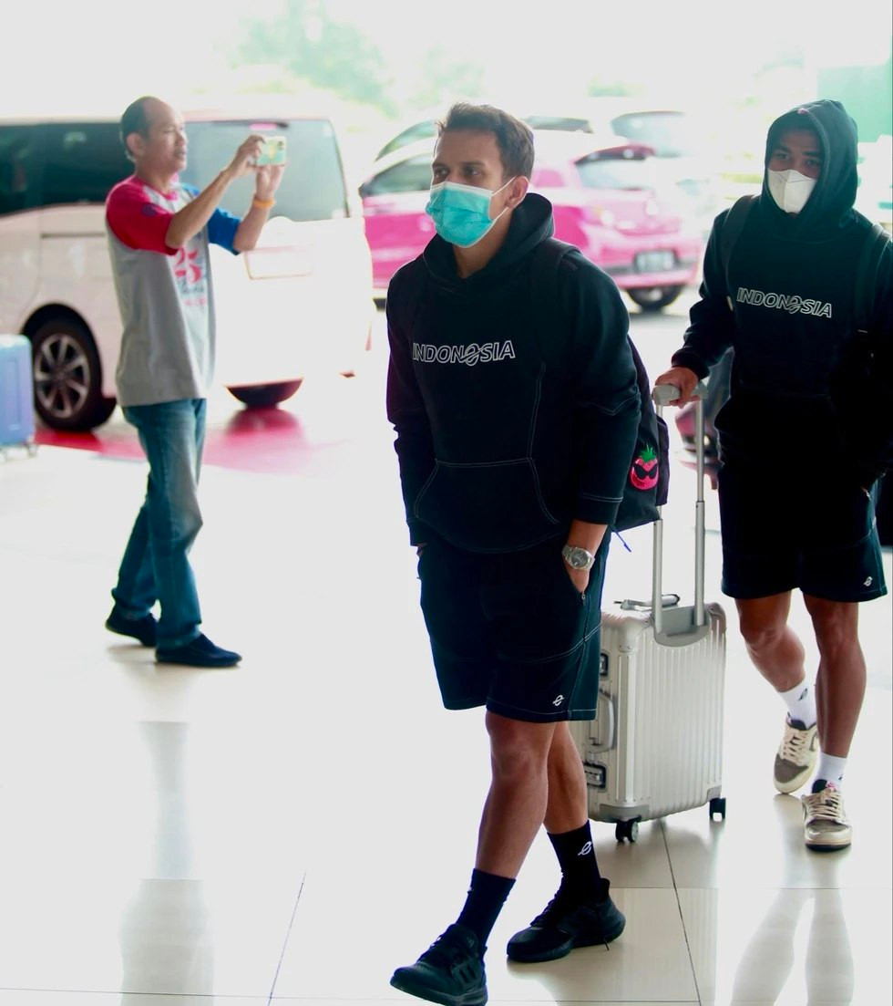 Các thành viên tuyển Indonesia phải đeo khẩu trang trong suốt chuyến bay đến Việt Nam