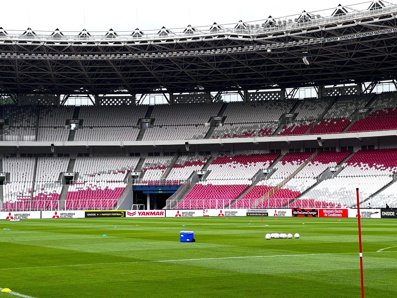 Sân Bung Karno đang được tu sửa lại để chuẩn bị cho ngày tiếp đón Việt Nam Sân Bung Karno đang được tu sửa lại để chuẩn bị cho ngày tiếp đón Việt Nam