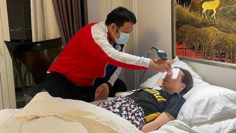 Madam Pang đang được các bác sĩ của U23 Thái Lan theo dõi Madam Pang đang được các bác sĩ của U23 Thái Lan theo dõi