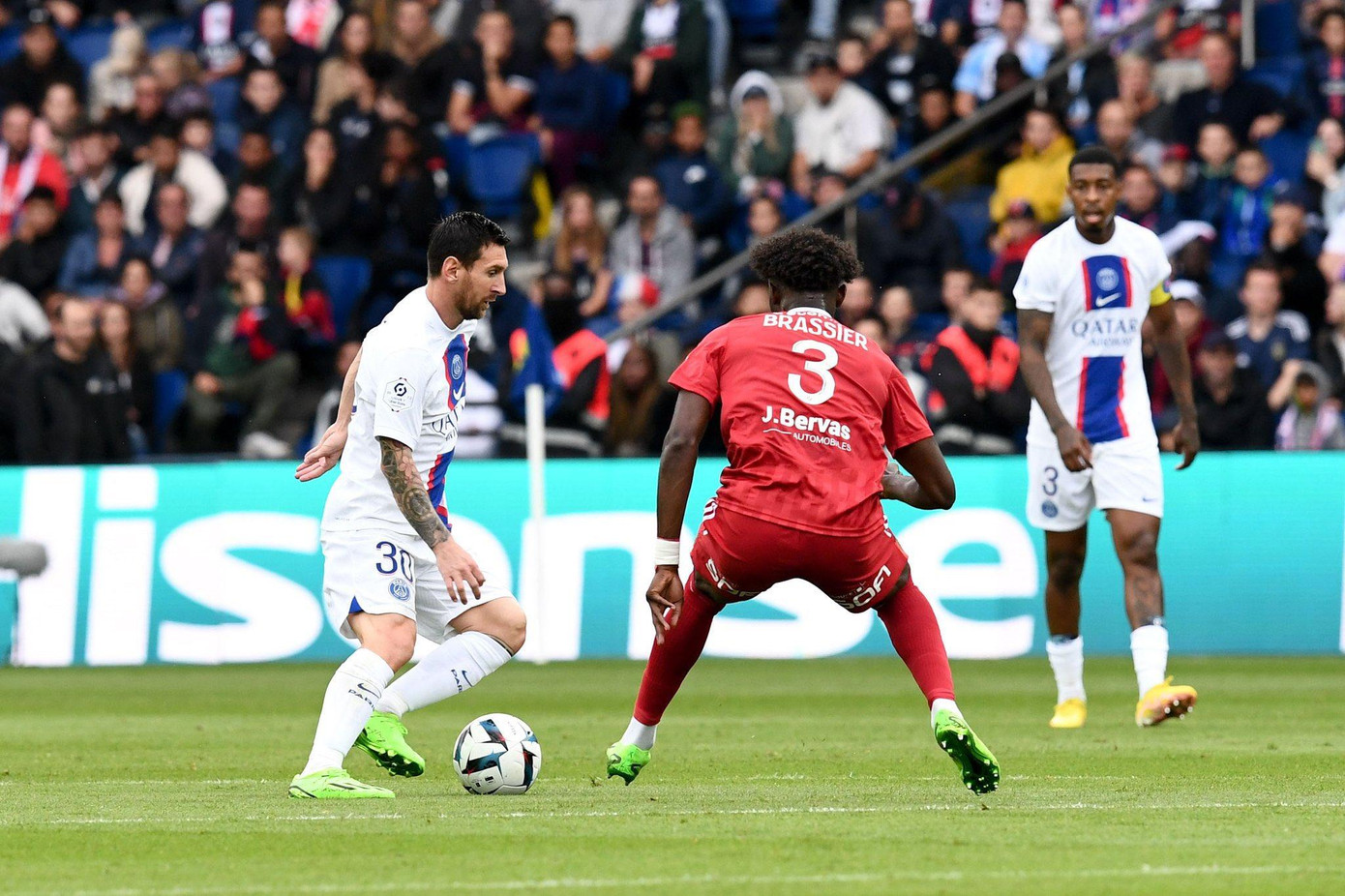 Messi vẫn thường xuyên làm khổ hàng thủ Brest