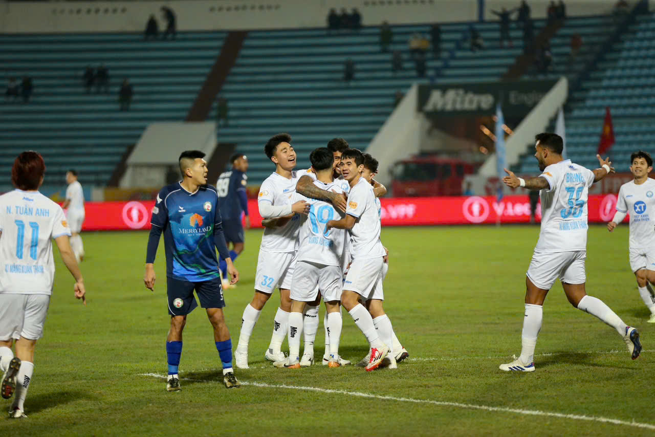Thắng dễ Bình Định, Nam Định tái chiếm ngôi đầu LPBank V-League 2024/25 ảnh 11