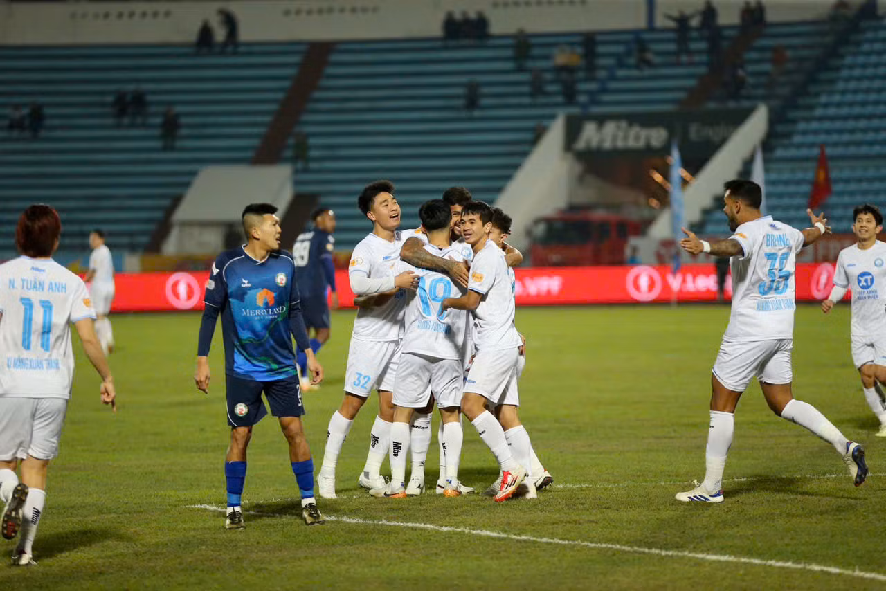 Thắng dễ Bình Định, Nam Định tái chiếm ngôi đầu LPBank V-League 2024/25 ảnh 11 Thắng dễ Bình Định, Nam Định tái chiếm ngôi đầu LPBank V-League 2024/25 ảnh 11