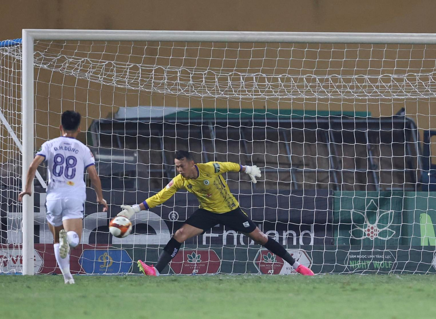 Vượt qua Nam Định 1-0, Hà Nội FC đánh chiếm ngôi đầu bảng ảnh 12