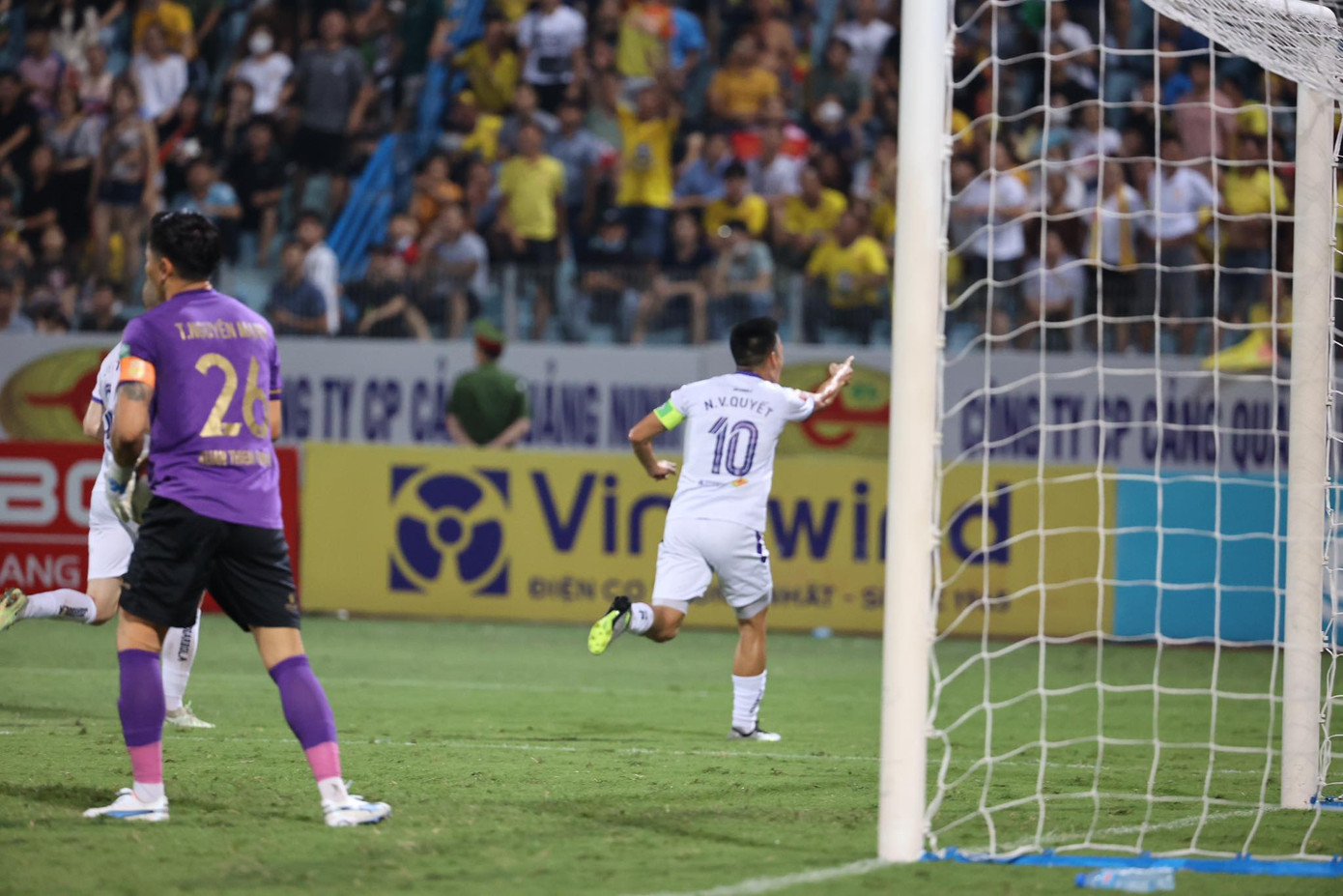 Vượt qua Nam Định 1-0, Hà Nội FC đánh chiếm ngôi đầu bảng ảnh 15