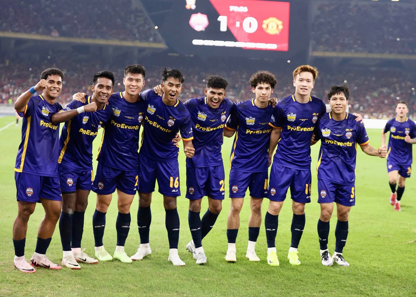 Hoàng Đức, Duy Mạnh và đồng đội đánh bại các ngôi sao MU ảnh 15