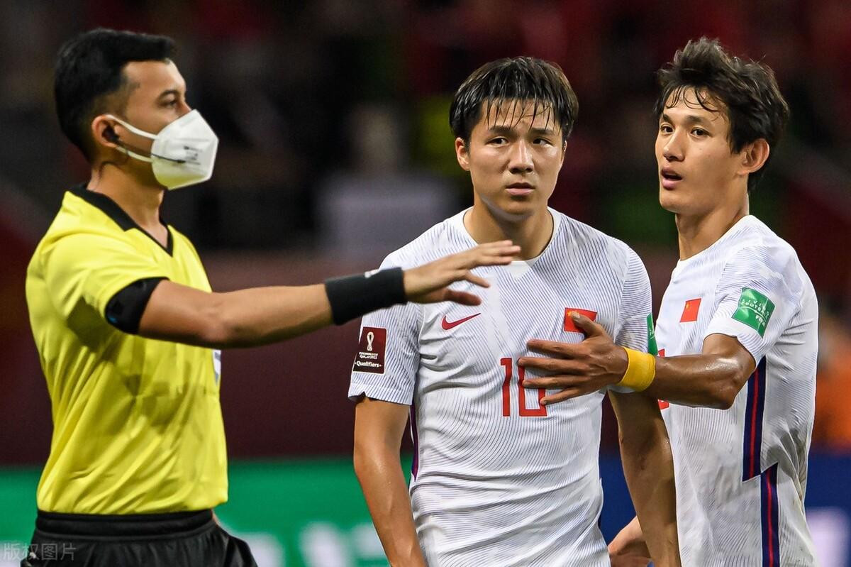 Wang Shenchao (ngoài cùng) cũng bị đặt nghi vấn vì thi đấu hời hợt trước ĐT Việt Nam