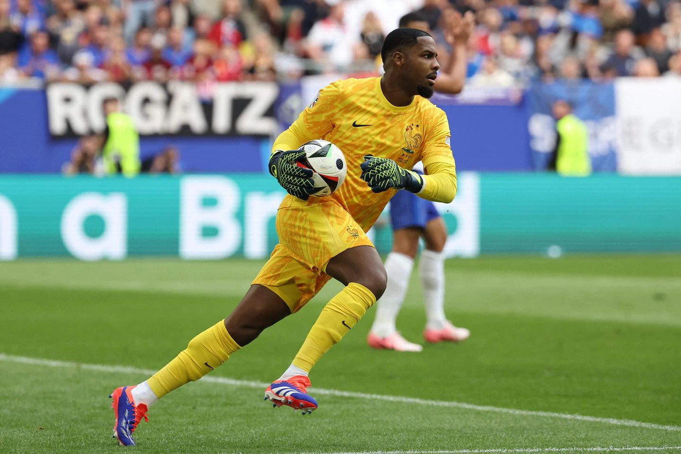 Maignan và các đồng đội chơi xuất sắc giúp Pháp đứng vững trước sức công phá của Đức