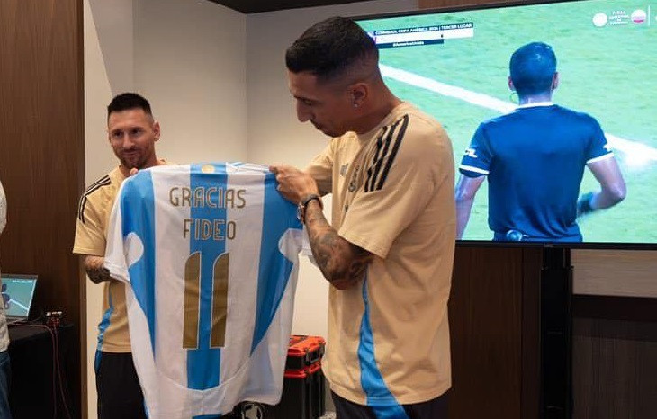 Messi tặng Di Maria chiếc áo tri ân