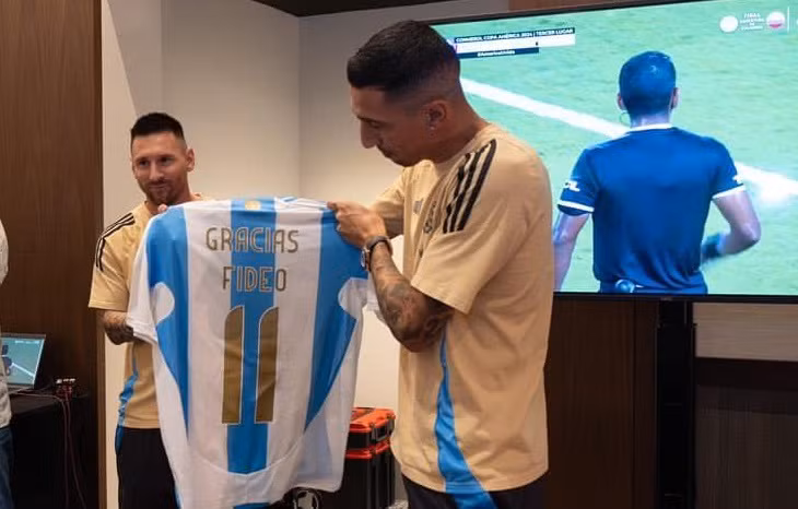 Messi tặng Di Maria chiếc áo tri ân