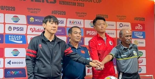 HLV Cheung Kin Fung (thứ 3, từ trái sang) HLV Cheung Kin Fung (thứ 3, từ trái sang)