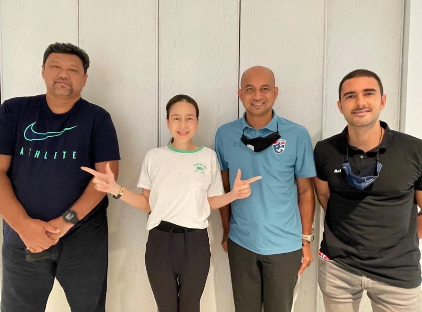 Madam Pang họp với ê kíp dẫn dắt U23 Thái Lan tại VCK U23 châu Á 2022