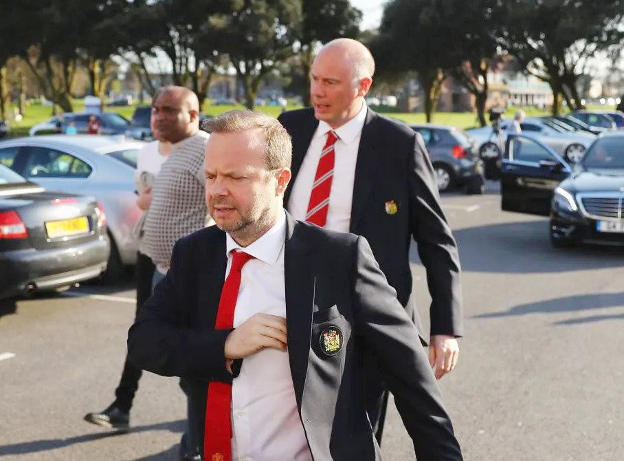 Matt Judge (sau) là cánh tay đắc lực của cựu phó chủ tịch Ed Woodward