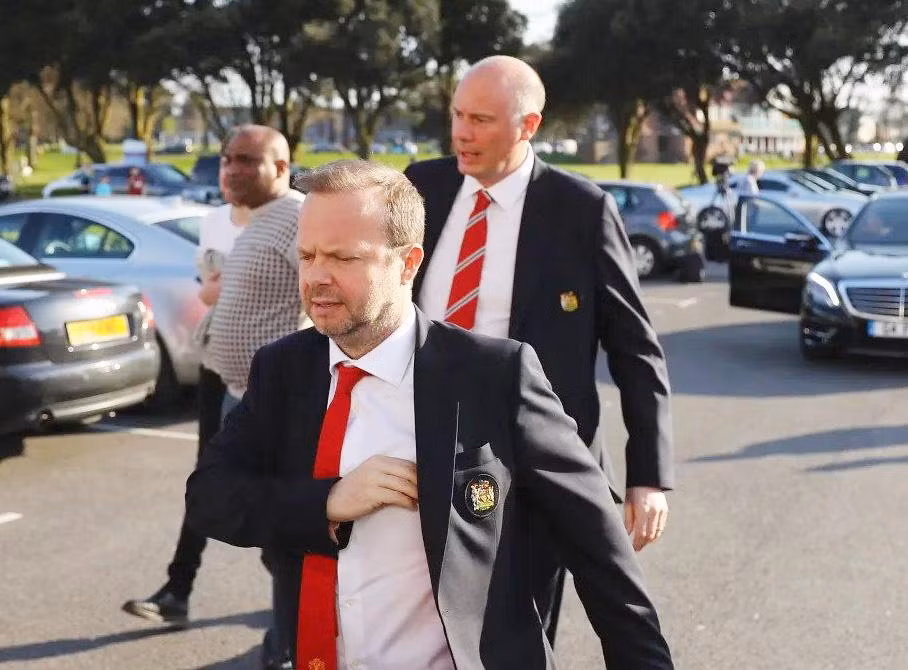 Matt Judge (sau) là cánh tay đắc lực của cựu phó chủ tịch Ed Woodward