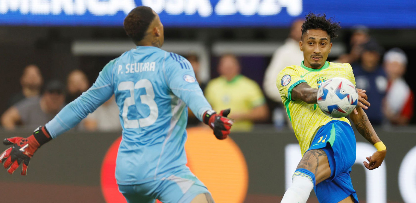 Raphinha là người mở tỷ số cho Brazil