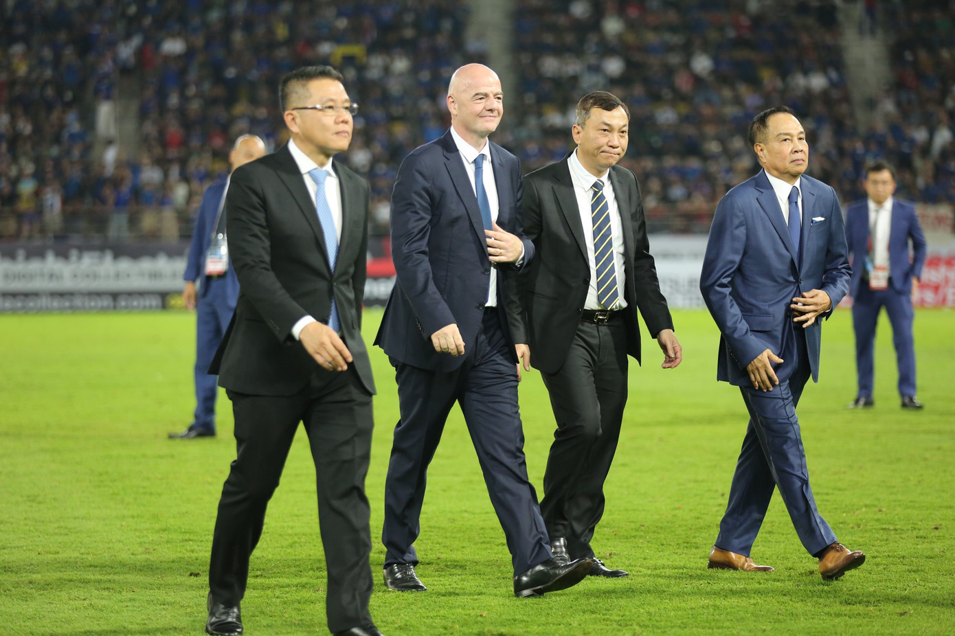 Chủ tịch FIFA cùng với các quan chức bóng đá ĐNÁ trong lễ trao giải (ảnh: HỮU PHẠM)