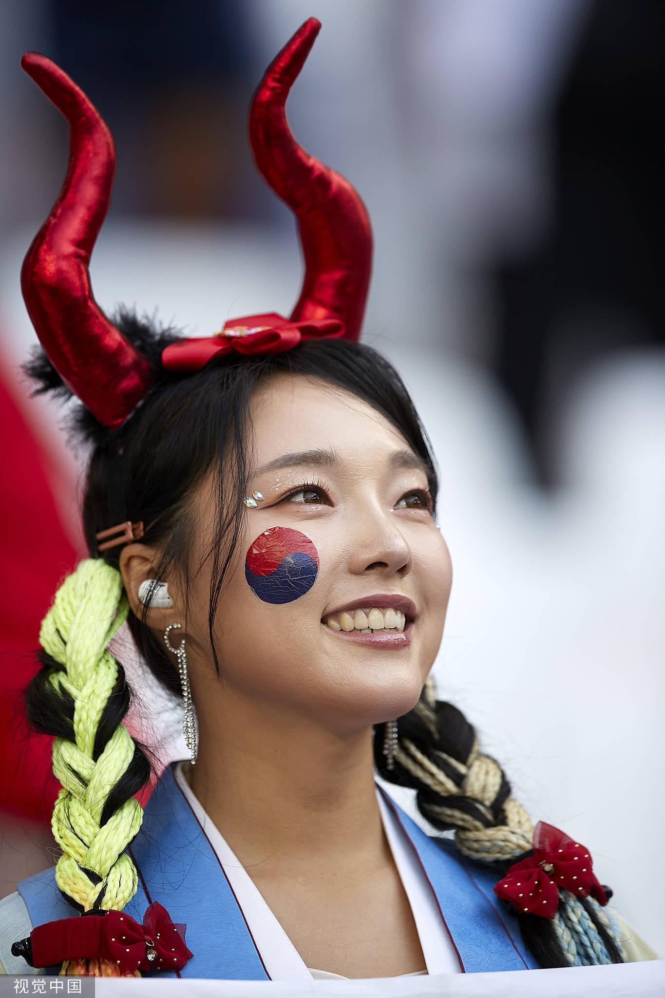 Các CĐV Hàn Quốc rạng ngời, làm bừng sáng một góc khán đài khi cổ vũ đội nhà đấu Uruguay