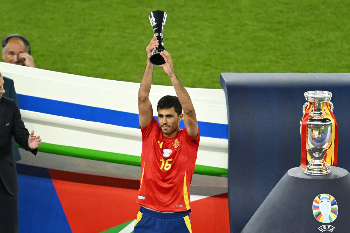 Rodri thắng giải Cầu thủ xuất sắc nhất EURO 2024 Rodri thắng giải Cầu thủ xuất sắc nhất EURO 2024