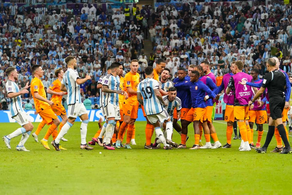 Argentina có thể mất 4 triệu USD sau vụ va chạm với Hà Lan Argentina có thể mất 4 triệu USD sau vụ va chạm với Hà Lan