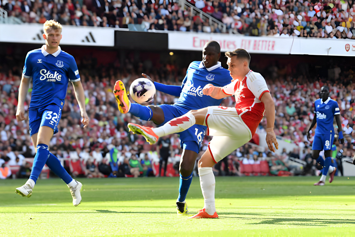 Giành chiến thắng trước Everton 2-1, Arsenal vẫn ngậm ngùi nhìn Man City nâng cúp vô địch ảnh 23 Giành chiến thắng trước Everton 2-1, Arsenal vẫn ngậm ngùi nhìn Man City nâng cúp vô địch ảnh 23