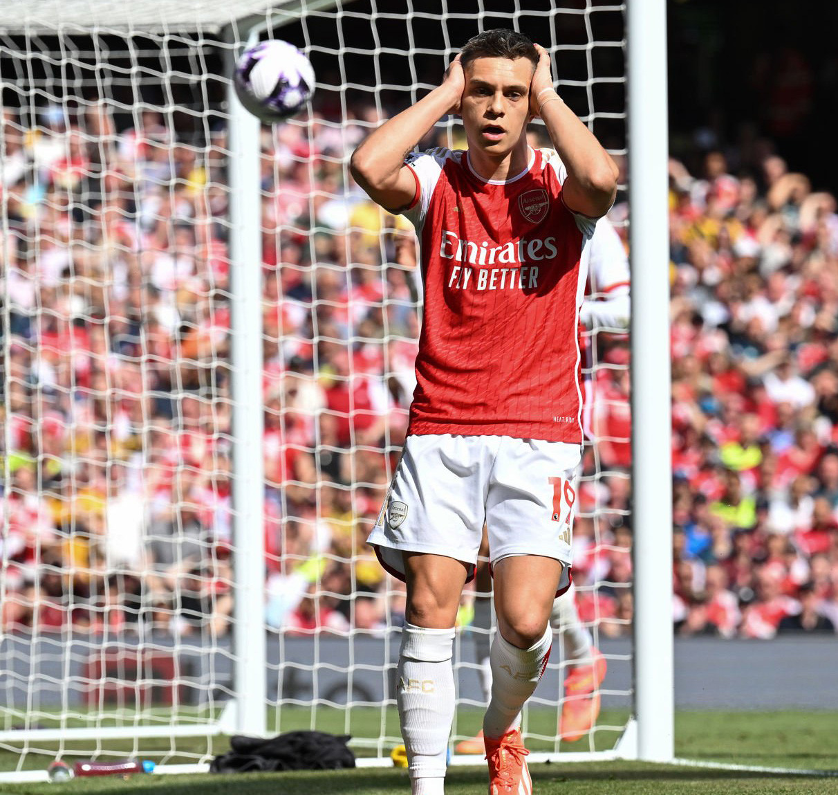 Trossard ghi bàn nhưng là không đủ để mang về 3 điểm Trossard ghi bàn nhưng là không đủ để mang về 3 điểm