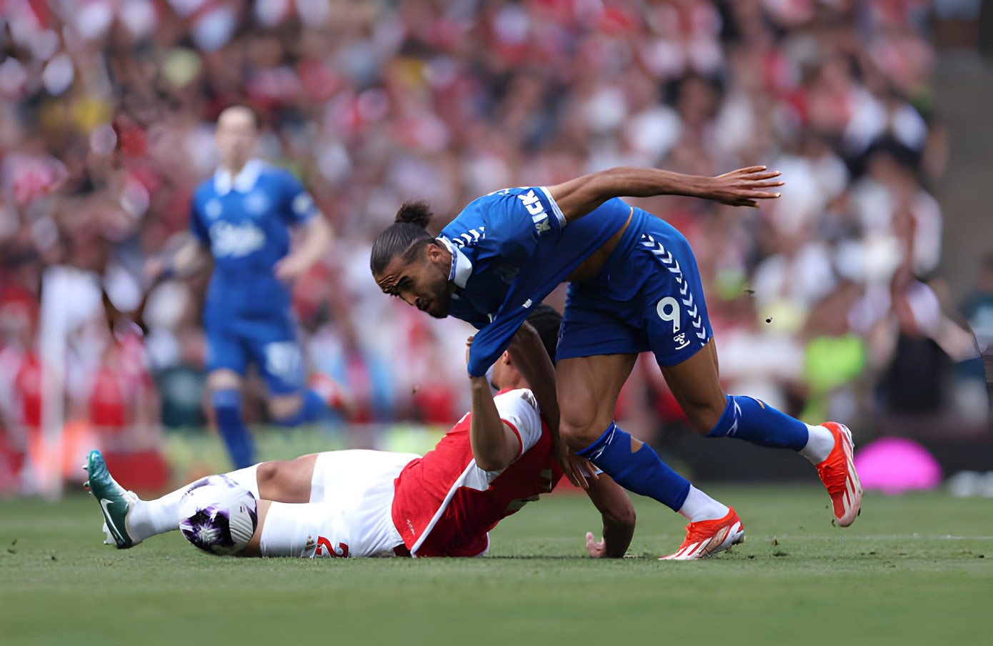 Giành chiến thắng trước Everton 2-1, Arsenal vẫn ngậm ngùi nhìn Man City nâng cúp vô địch ảnh 6 Giành chiến thắng trước Everton 2-1, Arsenal vẫn ngậm ngùi nhìn Man City nâng cúp vô địch ảnh 6