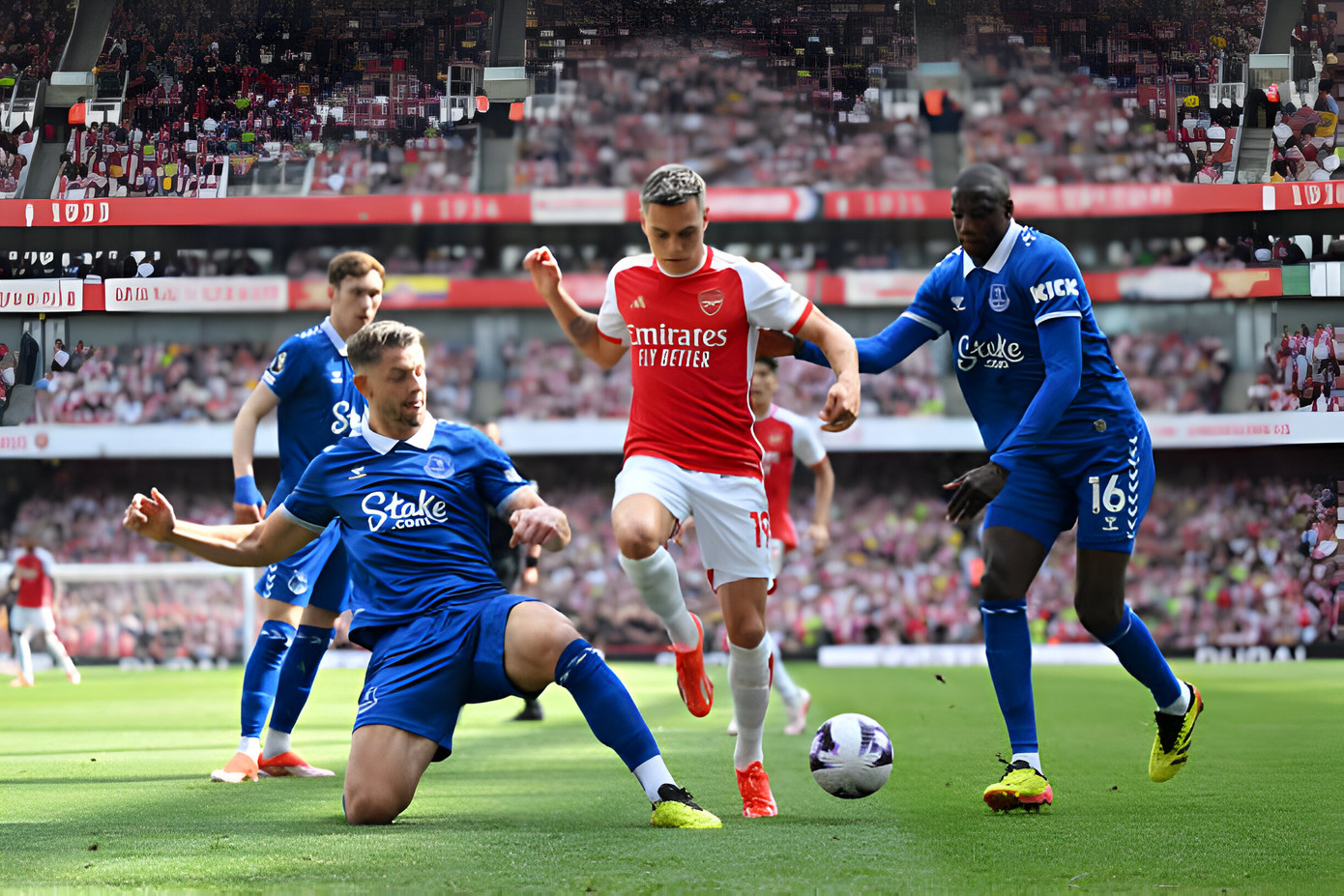 Giành chiến thắng trước Everton 2-1, Arsenal vẫn ngậm ngùi nhìn Man City nâng cúp vô địch ảnh 7 Giành chiến thắng trước Everton 2-1, Arsenal vẫn ngậm ngùi nhìn Man City nâng cúp vô địch ảnh 7