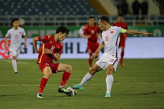 Hoàng Đức đã lấn lướt trước các cầu thủ Trung Quốc