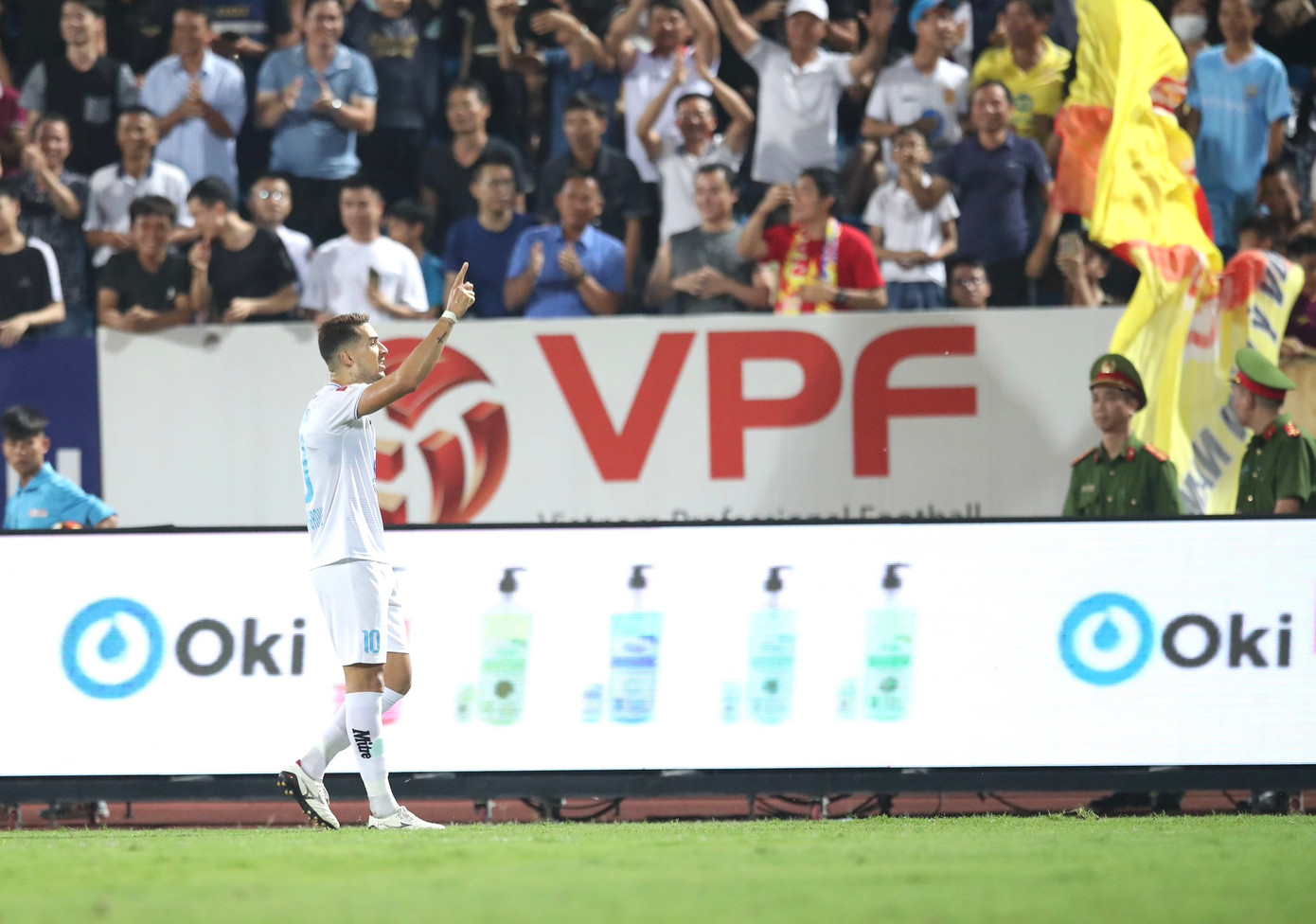 Mất điểm trước SLNA, Thép Xanh Nam Định bị Bình Định áp sát ảnh 18