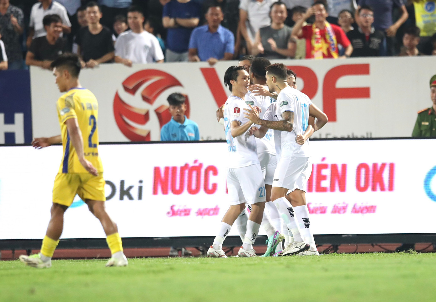 Mất điểm trước SLNA, Thép Xanh Nam Định bị Bình Định áp sát ảnh 16