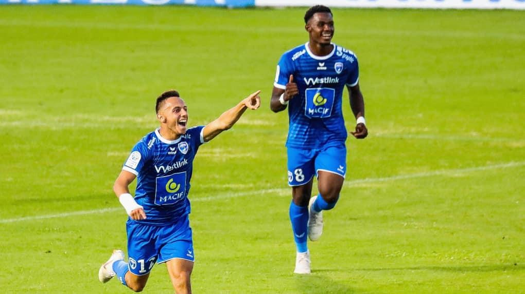 Tiền vệ Antoine Leautey (trái) của Amiens tỏ ra rất tự tin và anh đòi thắng Pau