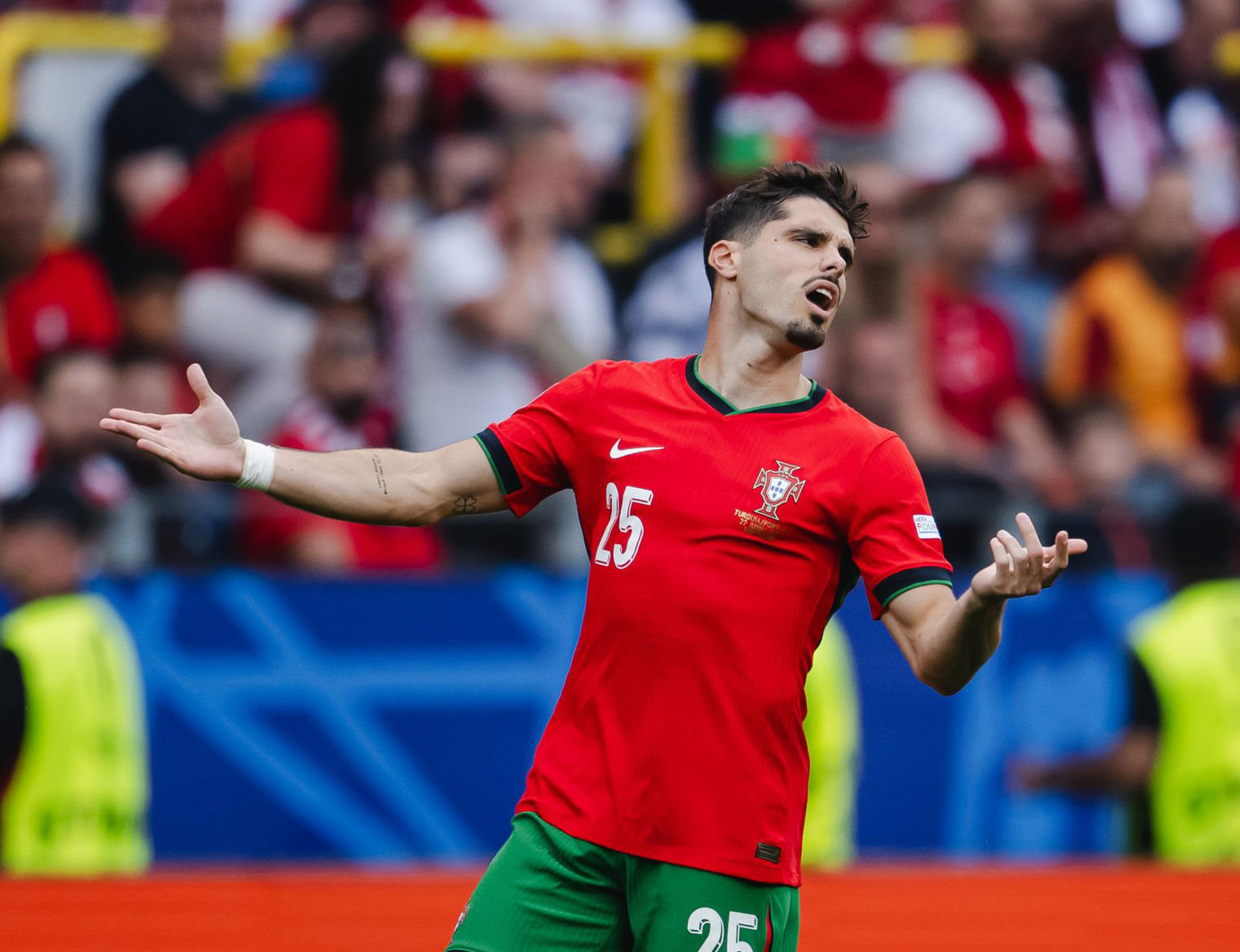 Thắng dễ Thổ Nhĩ Kỳ, Ronaldo và đồng đội lấy vé sớm vào vòng knock-out Euro 2024 ảnh 17 Thắng dễ Thổ Nhĩ Kỳ, Ronaldo và đồng đội lấy vé sớm vào vòng knock-out Euro 2024 ảnh 17