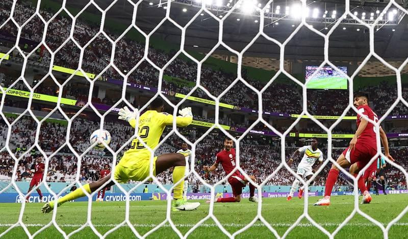 Qatar nhận 3 bàn thua trước Senegal để trở thành đội đầu tiên bị loại ở World Cup 2022