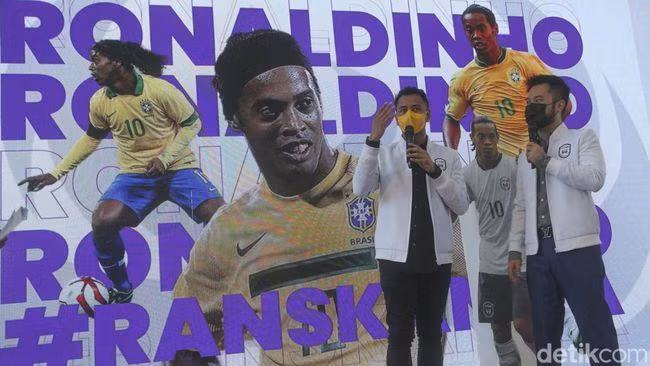 Ruddy Salim và Raffi Ahmad (2 ông chủ của RANS Cilegon) giới thiệu thương vụ Ronaldinho