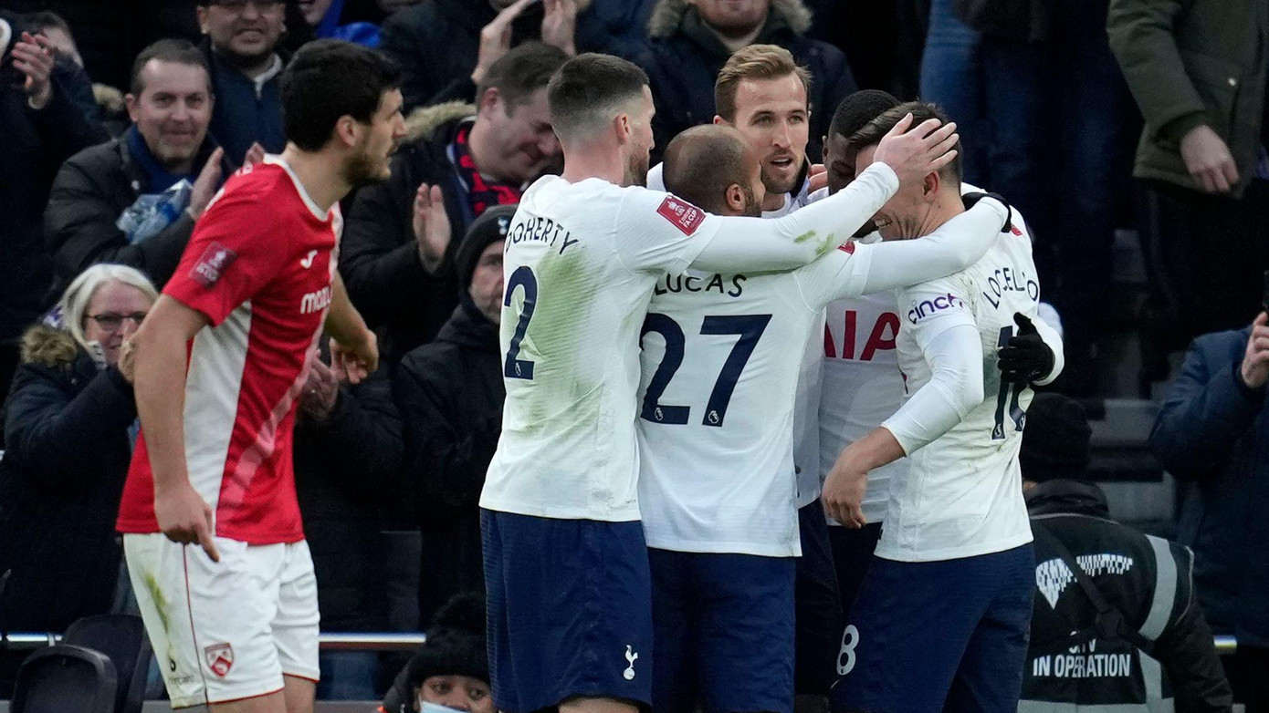 Ndombele rời sân, Tottenham lập tức có bàn gỡ