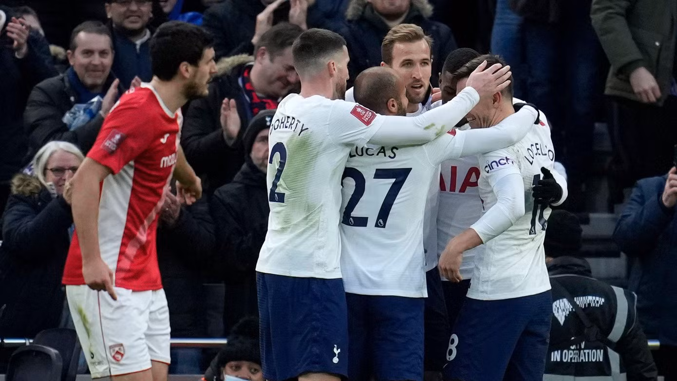Ndombele rời sân, Tottenham lập tức có bàn gỡ