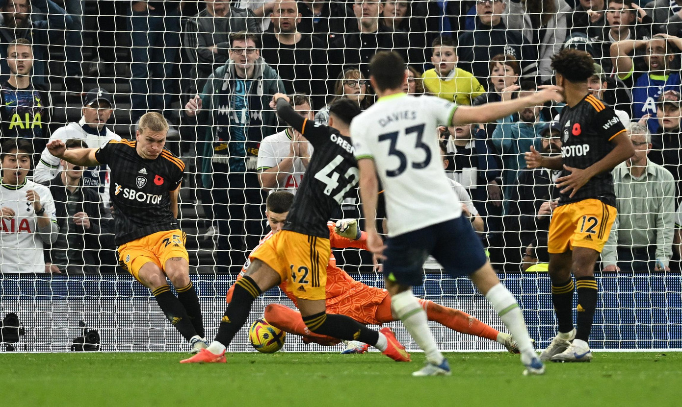 Tình huống Ben Davies gỡ hòa 2-2 vào đầu hiệp 2 Tình huống Ben Davies gỡ hòa 2-2 vào đầu hiệp 2