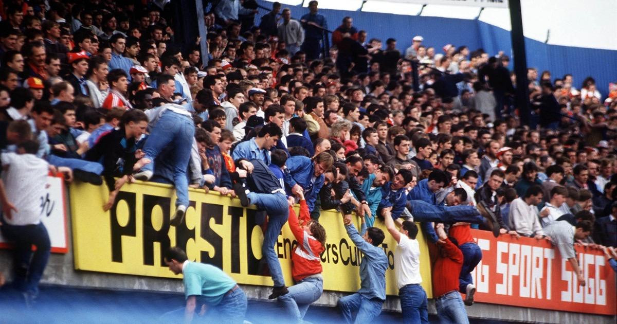 Các CĐV giẫm đạp nhau tháo chạy khỏi sân Hillsborough