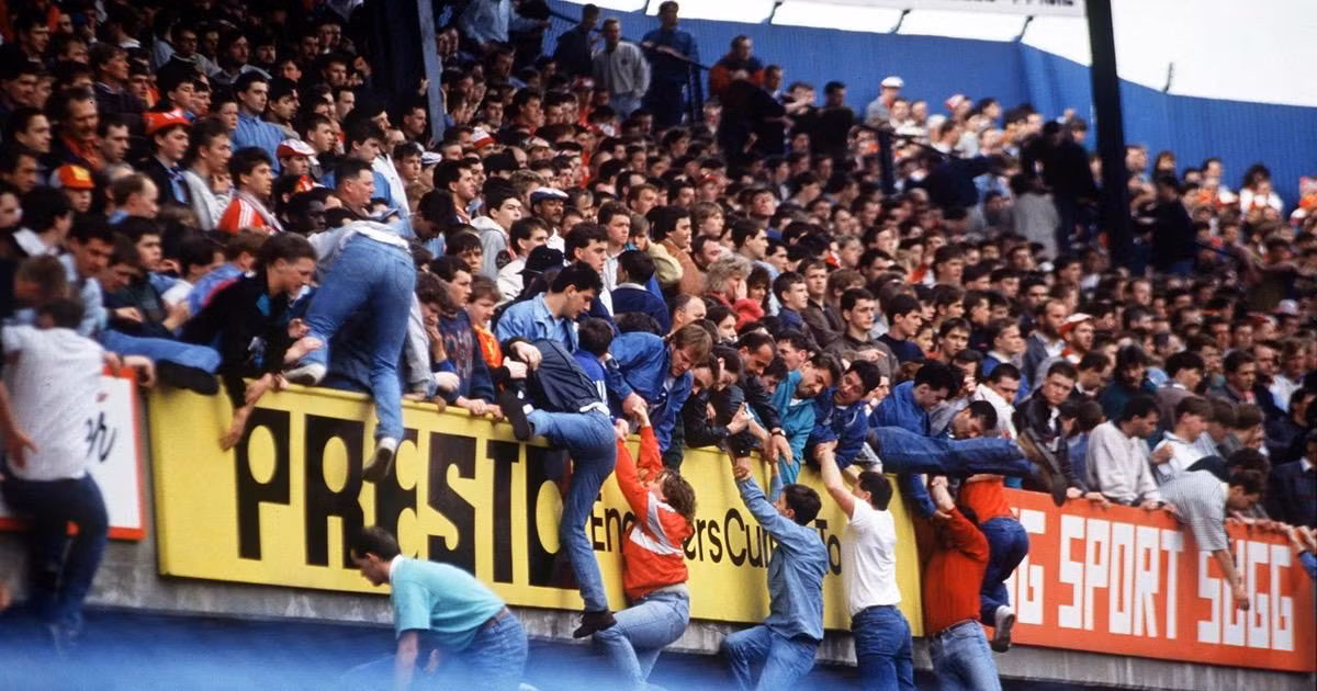 Các CĐV giẫm đạp nhau tháo chạy khỏi sân Hillsborough