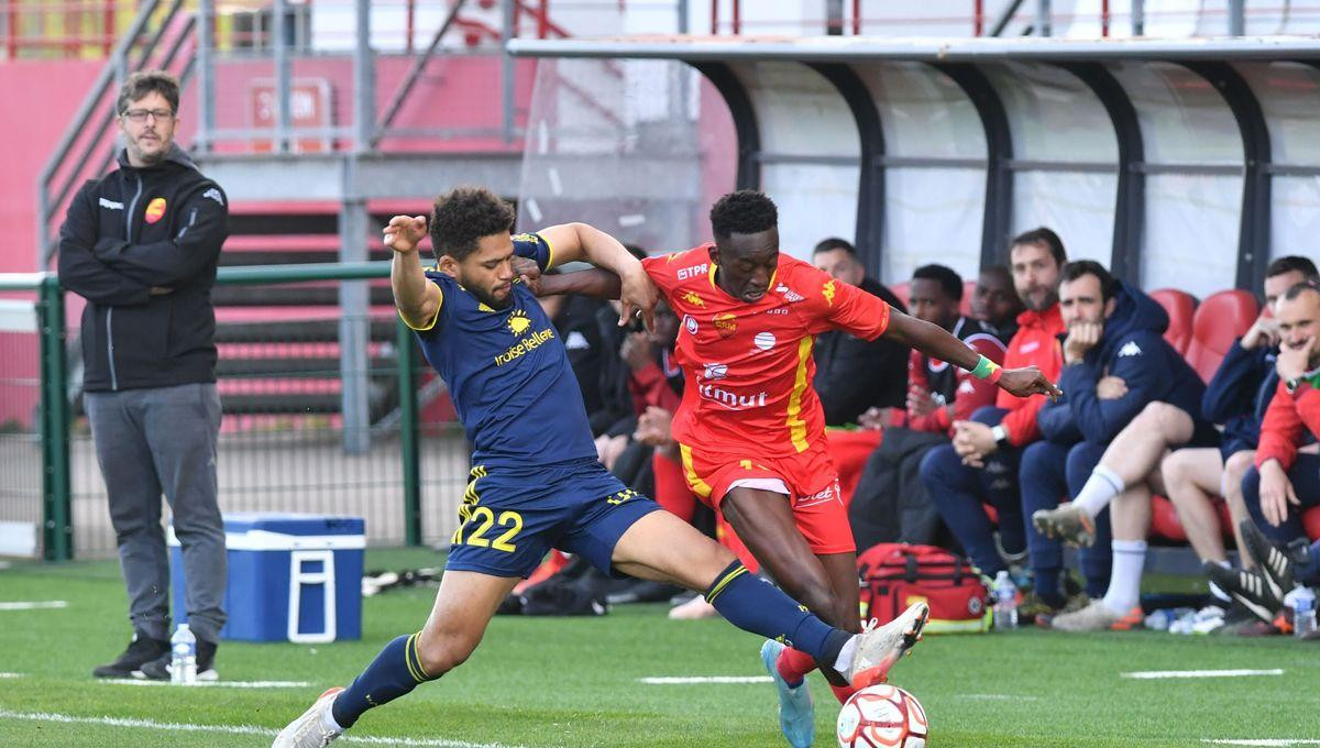 Pau FC (trái) đang sở hữu những thống kê đáng quên