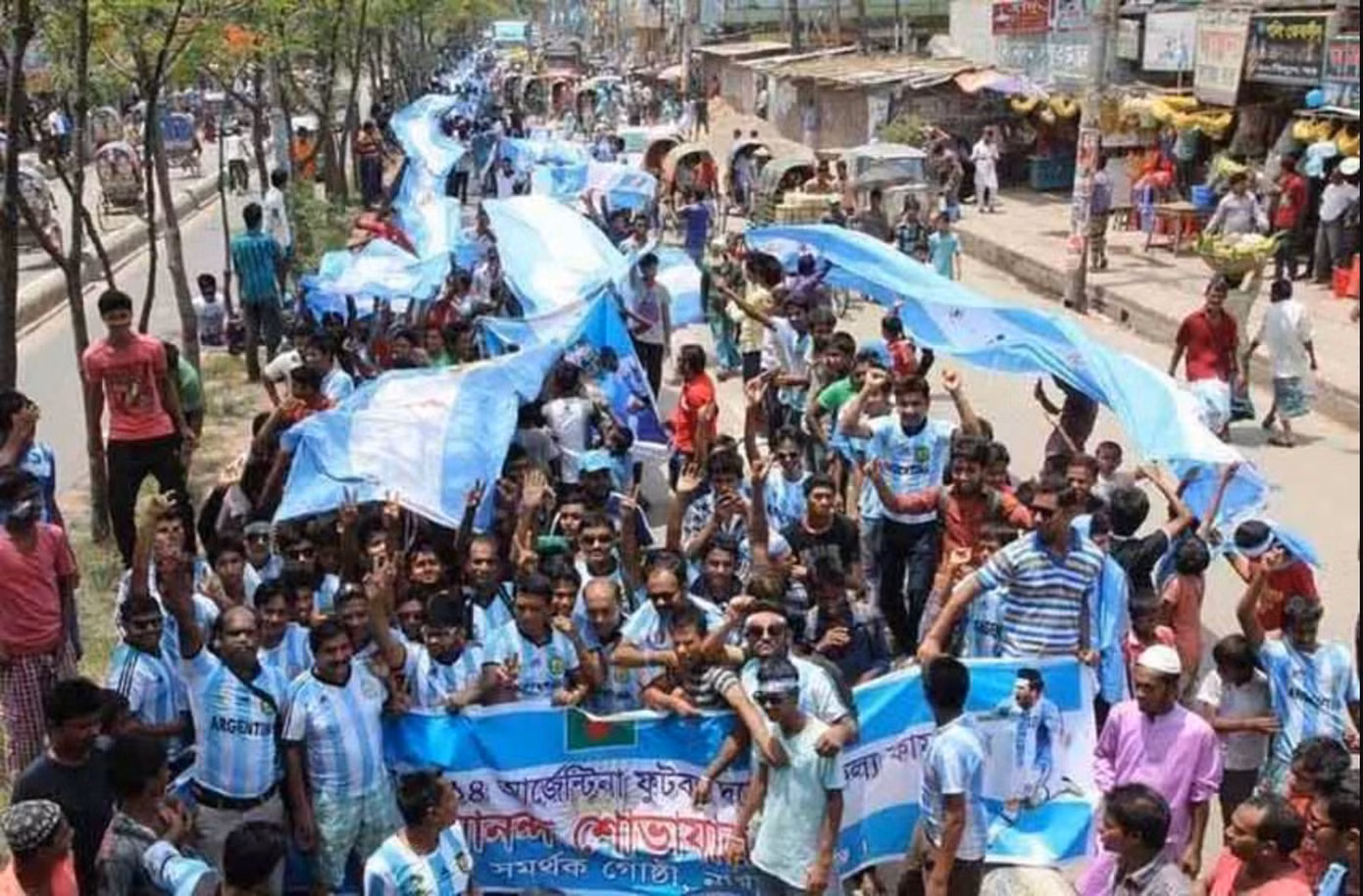 Người dân Bangladesh ra đường ăn mừng chiến thắng của Argentina Người dân Bangladesh ra đường ăn mừng chiến thắng của Argentina