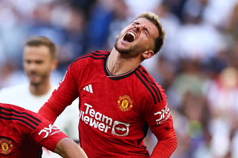 Mount bị đau ở trận thua Tottenham 0-2 Mount bị đau ở trận thua Tottenham 0-2