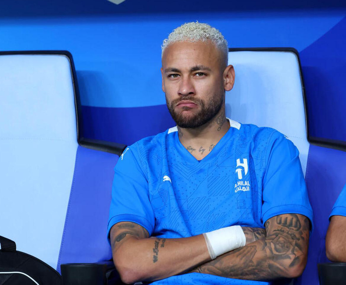 Neymar chán nản trở về băng ghế dự bị sau chấn thương Neymar chán nản trở về băng ghế dự bị sau chấn thương