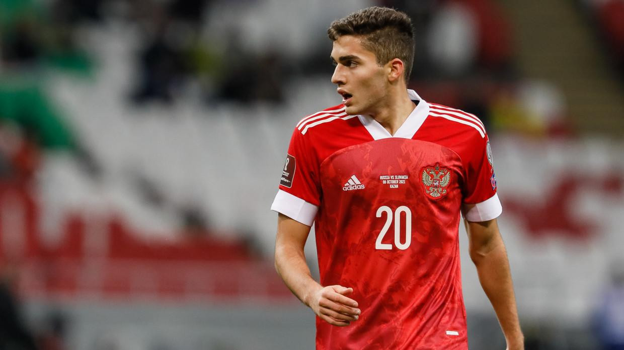 Arsen Zakharyan là một tiền vệ đầy triển vọng Arsen Zakharyan là một tiền vệ đầy triển vọng