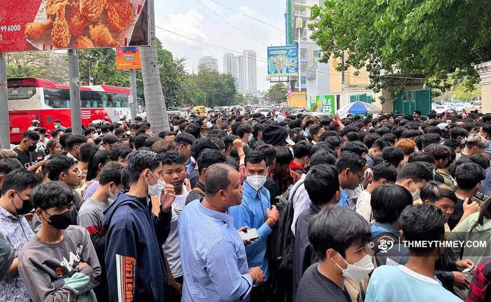 Các CĐV chen chúc ở địa điểm phát hành vé SEA Games Các CĐV chen chúc ở địa điểm phát hành vé SEA Games