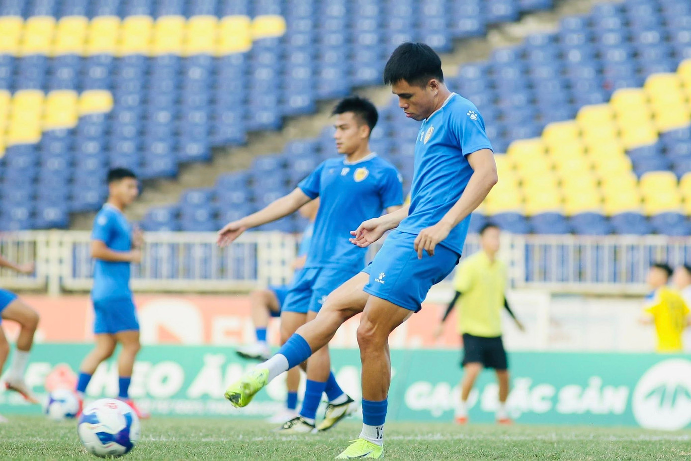 Quảng Nam và SLNA níu chân nhau trong cuộc đua trụ hạng ảnh 2 Quảng Nam và SLNA níu chân nhau trong cuộc đua trụ hạng ảnh 2