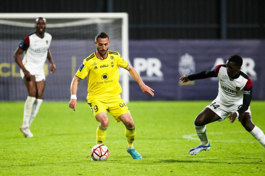 Romain Armand trong màu áo Pau FC Romain Armand trong màu áo Pau FC