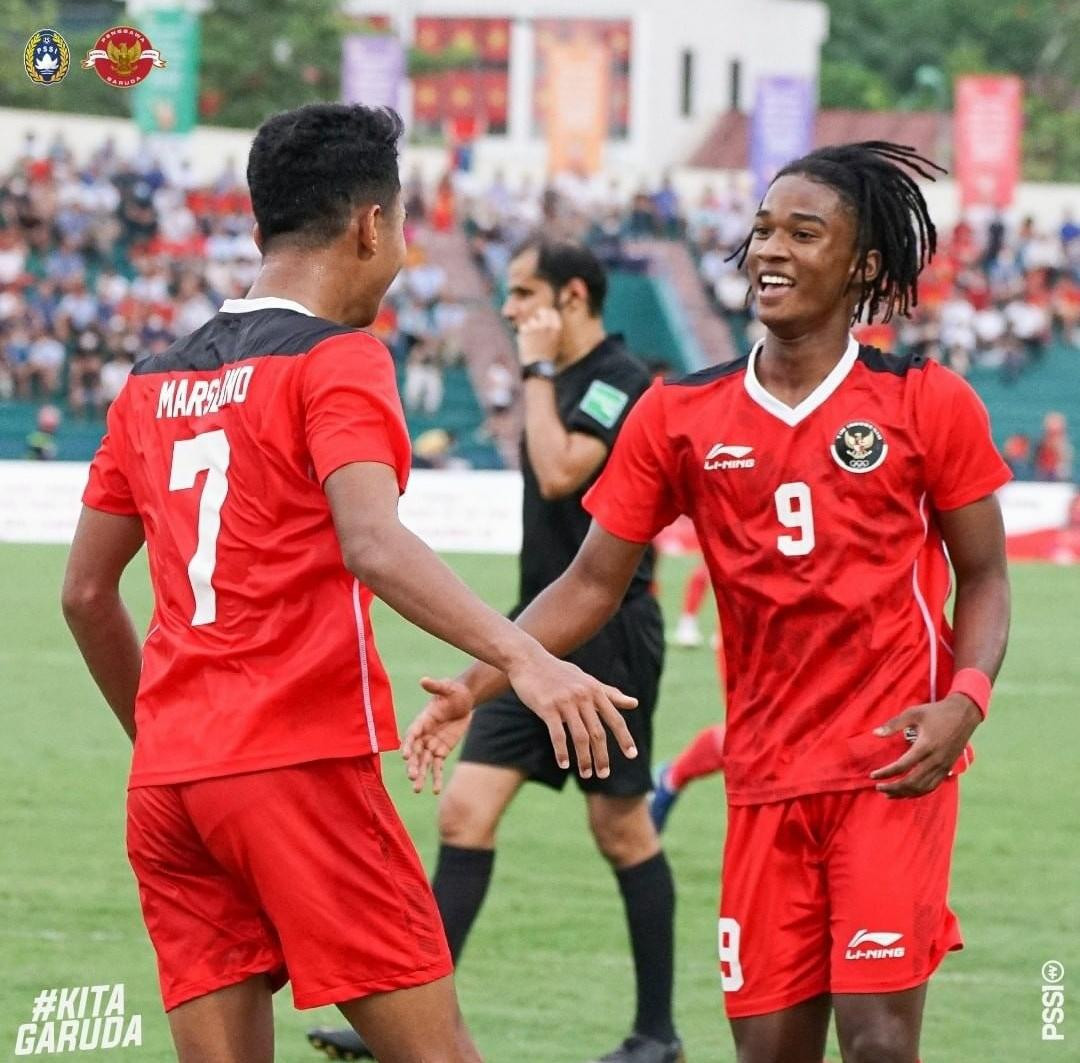 Lối chơi của Indonesia chủ yếu xoay quanh Ferdinan và Ronaldo (9)