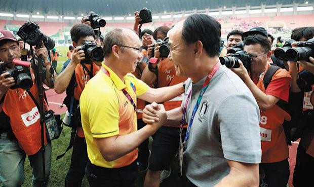 Ông Kim Hak-bum gặp HLV Park Hang-seo tại ASIAD 2018