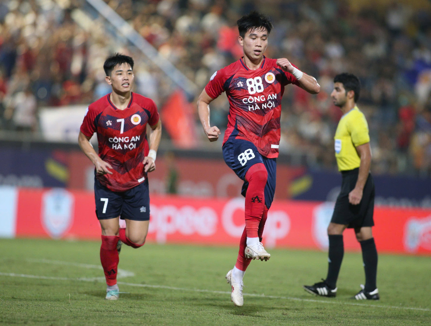 Cả Văn Đô lẫn Đình Bắc đều ghi bàn Cả Văn Đô lẫn Đình Bắc đều ghi bàn