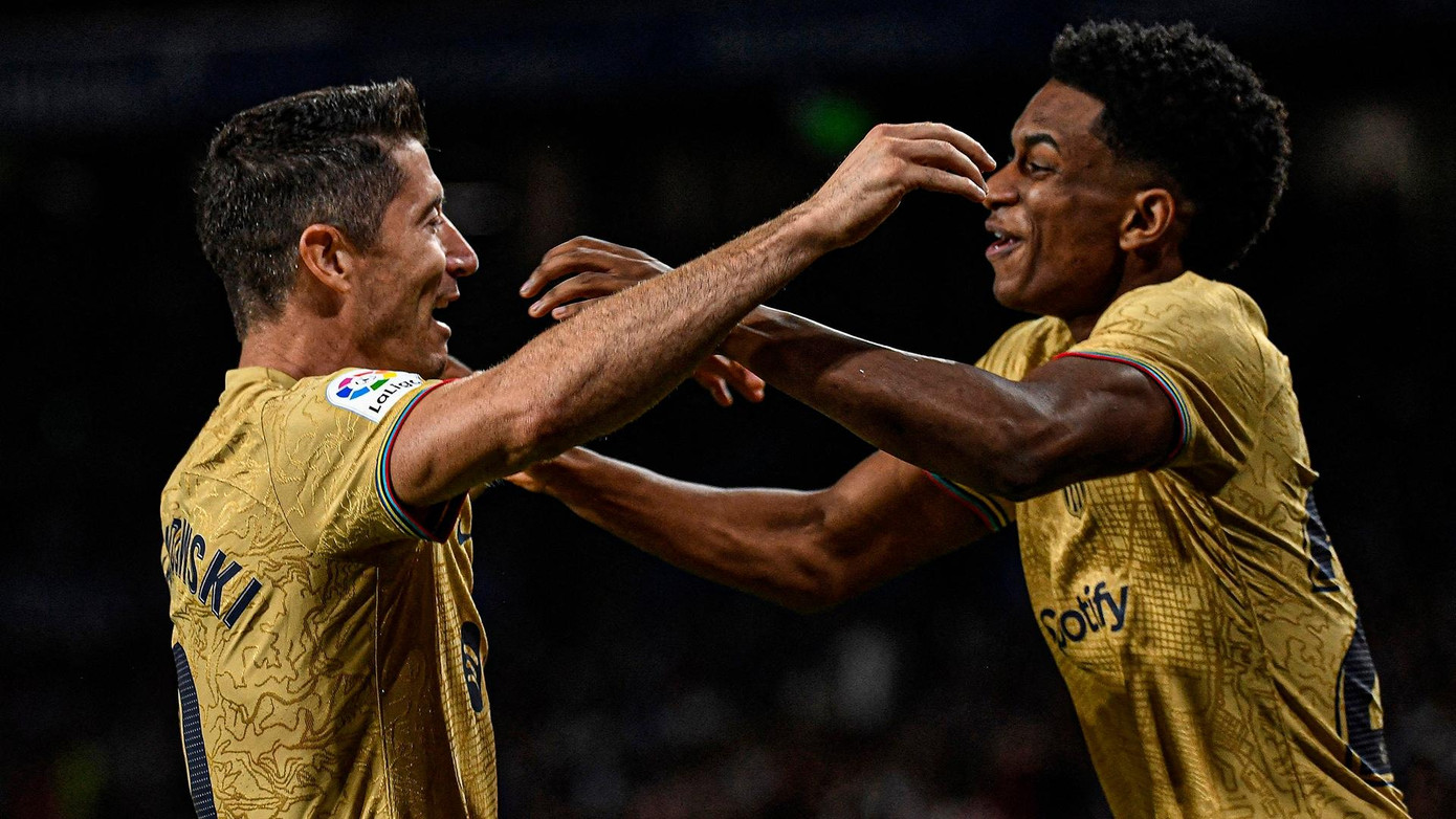 Lewandowski ghi 2 bàn giúp Barca thắng 4-1